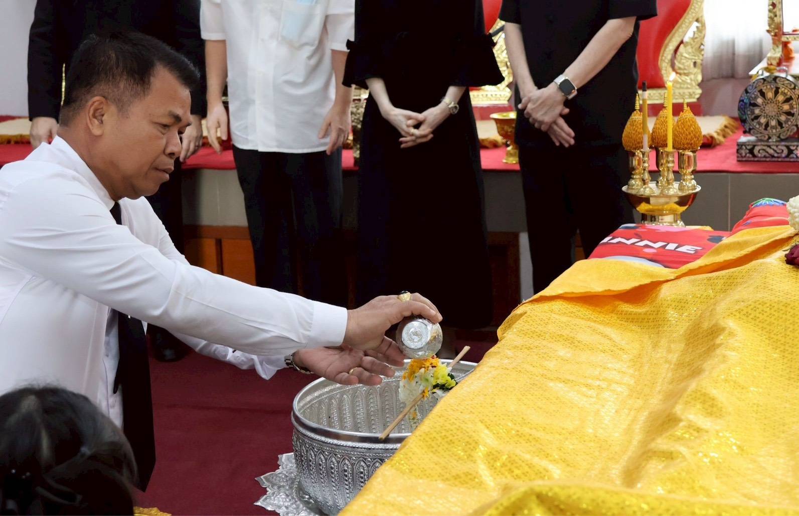 พช.สระบุรี ร่วมพิธีรดน้ำศพและบำเพ็ญกุศลสวดพระอภิธรรมมารดาผู้ว่าราชการจังหวัดสระบุรี