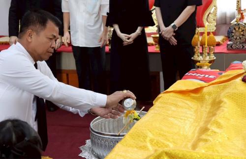 พช.สระบุรี ร่วมพิธีรดน้ำศพและบำเพ็ญกุศลสวดพระอภิธรรมมารดาผู้ว่าราชการจังหวัดสระบุรี